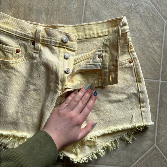 Levi’s Pale Yellow Shorts - Picture 2 of 3